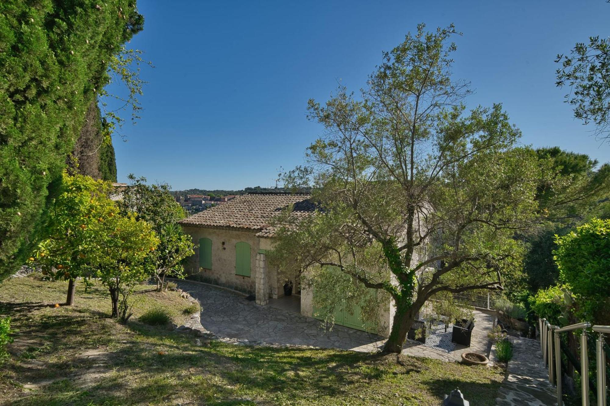 06q - Beautiful Provencal With Swimming Pool Holiday home Biot